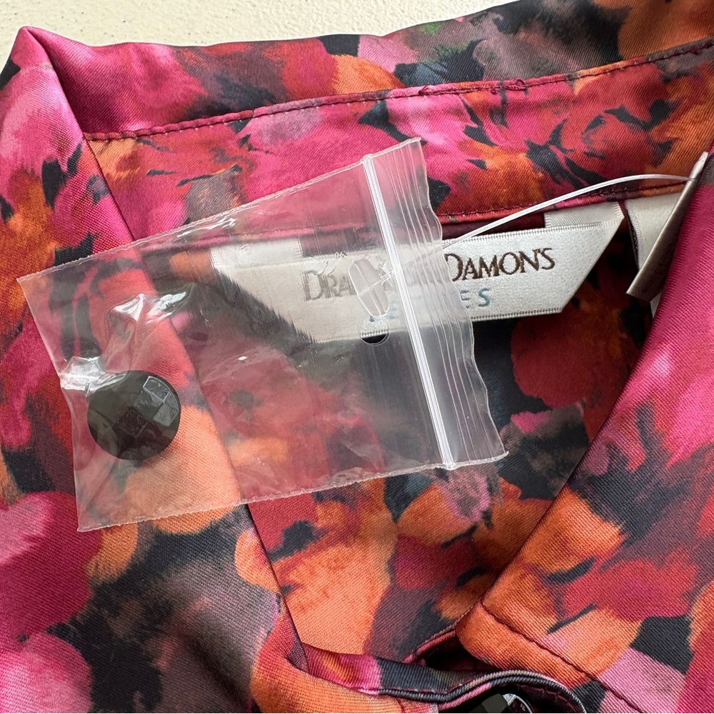 Drapers and Damons Dark Red and Black Floral Button Blouse PM NWOT - Picture 4 of 4